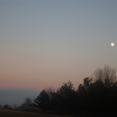 valiaca sa hmla v údoliach...