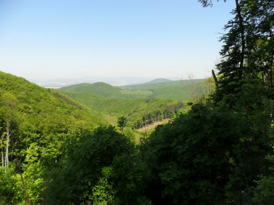 v diaľke na tej lúčke je naša chatka