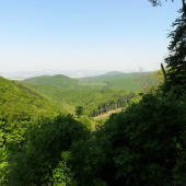 v diaľke na tej lúčke je naša chatka