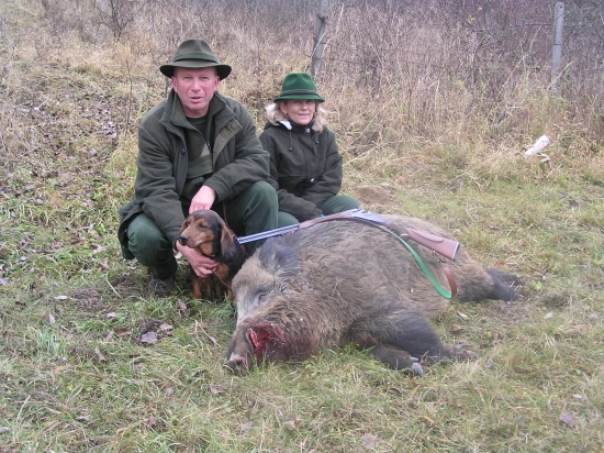 uspešny lovec s  diviakom