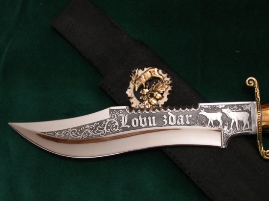Lovecký nůž se zdobenou čepelí