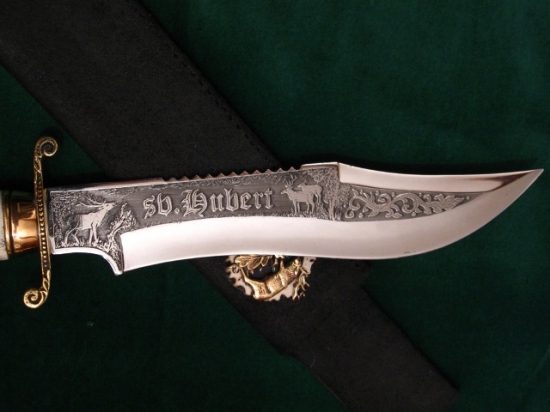 Lovecký nůž se zdobenou čepelí