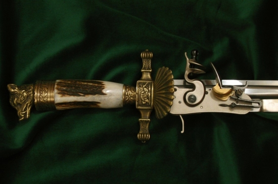 Tesák s křesadlovou pistolí -detail