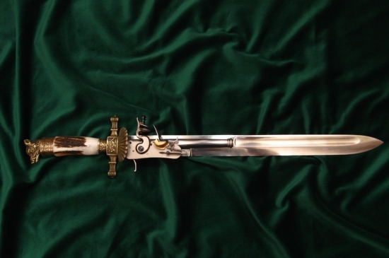 Tesák s křesadlovou pistolí