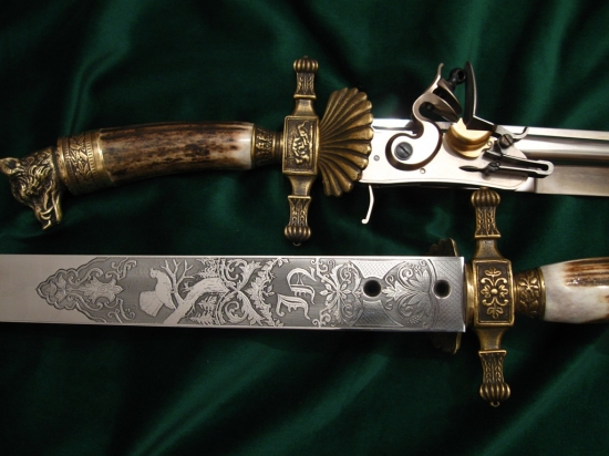 Tesák s křesadlovou pistolí -detail leptané čepele