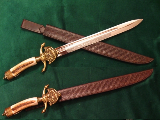 Tesák s ručně šitou pochvou zdobenou ražením