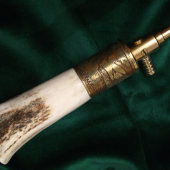 Prachovnice s leptaným loveckým motivem