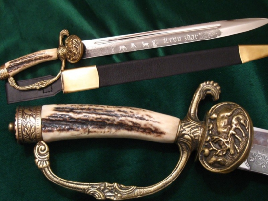 Lovecký tesák s pěstním obloukem