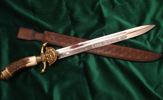 Pasovací tesák - pochva zdobená ražením