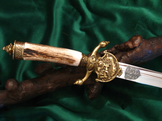 Tesák s leptanými iniciály na čepeli