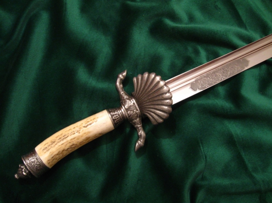 Tesák pod stromeček