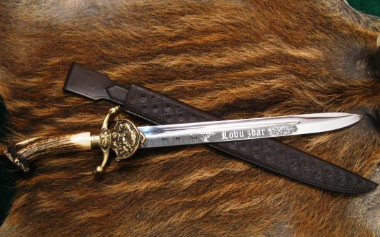 Tesák s iniciály v růži