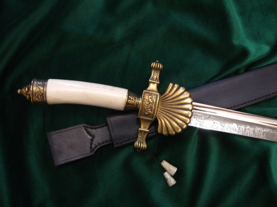 Lovecký pasovací tesák s kostěnou rukojetí