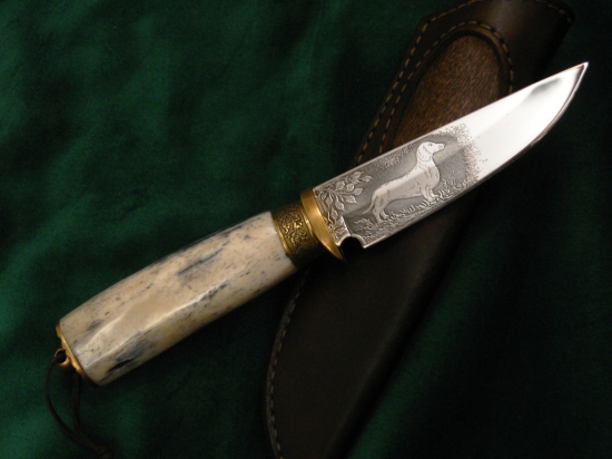 Nůž s leptaným motivem jezevčíka