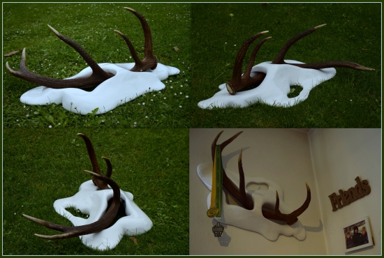 trocha snehu na stene s parohom vhodne ako vešiak...