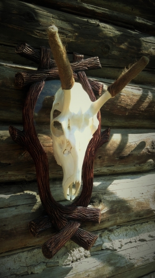 moja nová vec:) čo na to hovorite lebka vo vzduchu a okolo nej podložka....