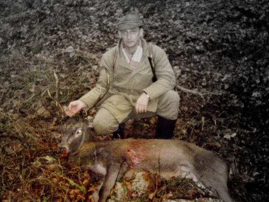 ...môj otec a jeho dávnejší úlovok jeleňa...