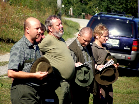 ... rozhodcovský zbor...