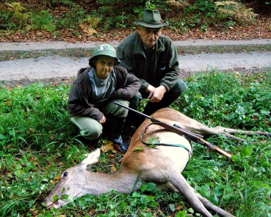 ...dedko s vnukom a ich úlovok...