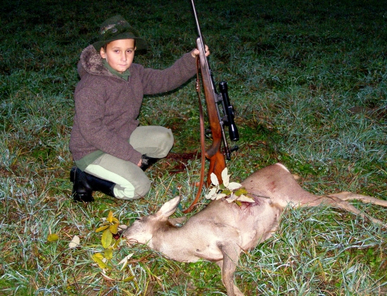 ...mladý jáger pri úlovku...