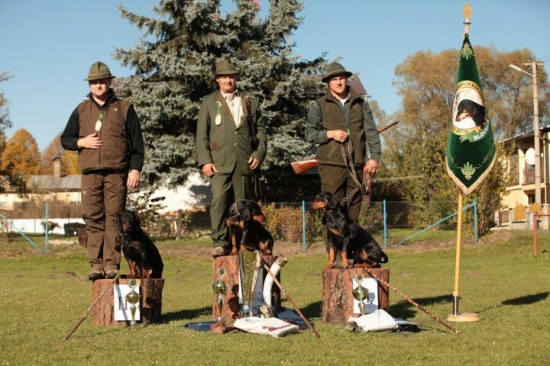 ...kopoviari-na stupňoch víťazov...