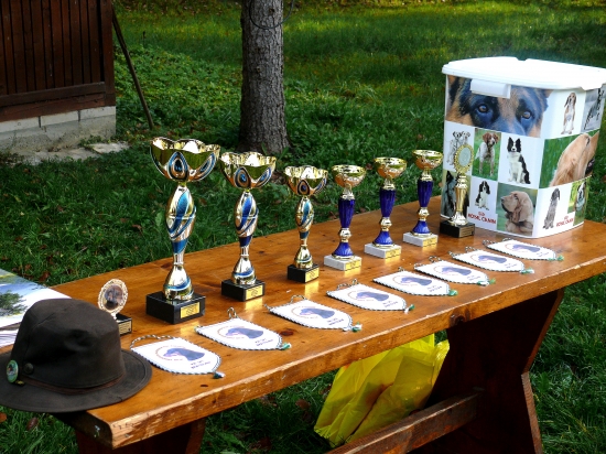 ...poháre a ceny pre súťažiacich kopovov...