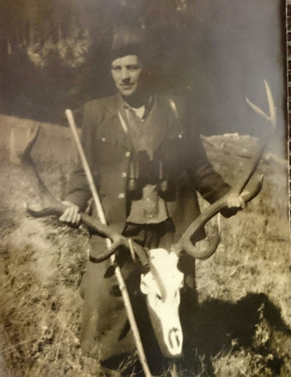 ...ak niekto pozná tohto poľovníka, napíšte...