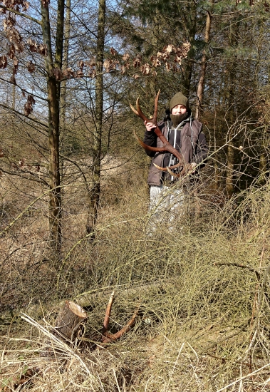 ...jeden v rukách, iný pred nohami...