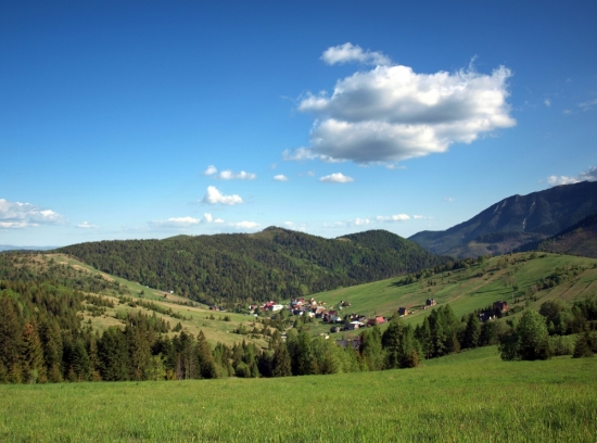 Dedinka v údolí