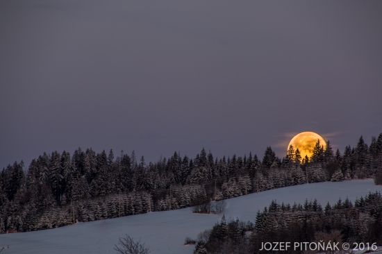 Ranný západ mesiaca
