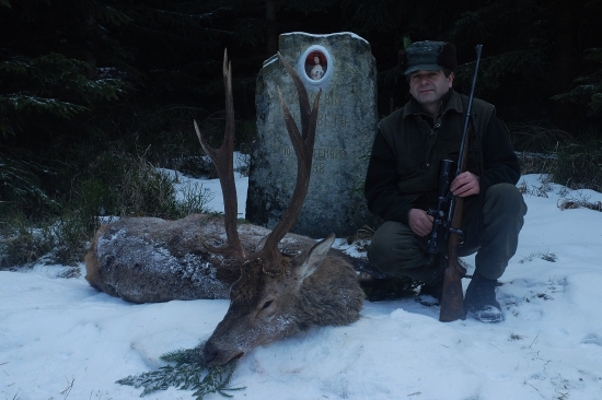 U pomníčku Sisi  patronky revíru.