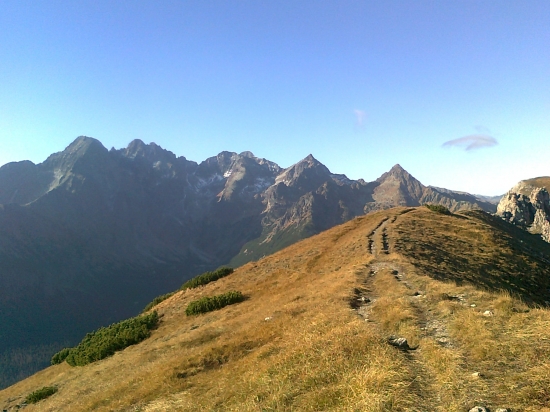 Pohľad z hrebeňa Belianských Tatier do doliny pri Zelenom plese
