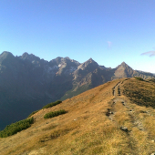 Pohľad z hrebeňa Belianských Tatier do doliny pri Zelenom plese