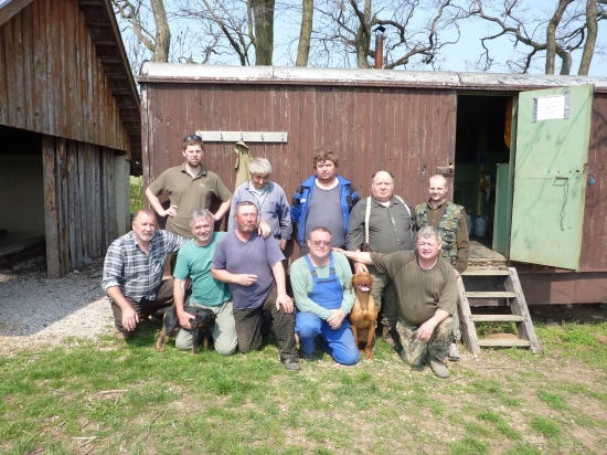 Brigada v okoli polovnickeho zariadenia