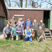 Brigada v okoli polovnickeho zariadenia