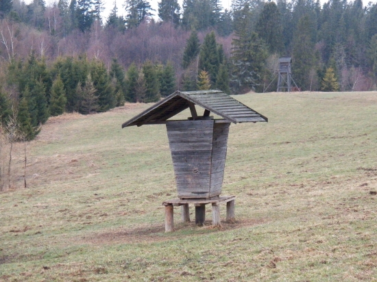 krmelec a posed v pozadi