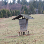 krmelec a posed v pozadi