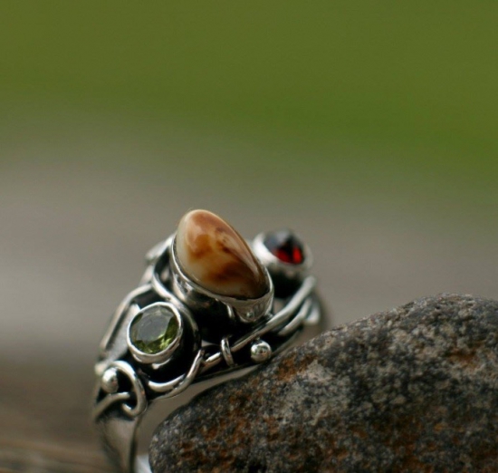 Strieborný prsteň z grandle s olivínom a granátom