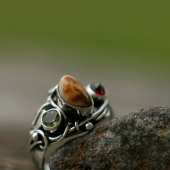 Strieborný prsteň z grandle s olivínom a granátom