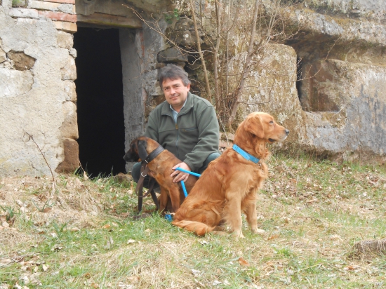 Odpočinok pred skalnými obydliami z roku 1803 nad obcou Lišov