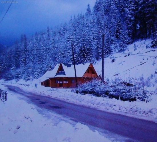 Poľ. Chata v zime pred zotmením..