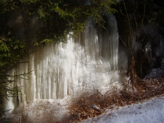 ked je skala ladom objata