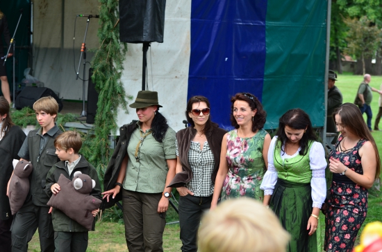 Modna prehliadka z Klubu Slovenskych polovnicok na polovnickom dni v Malackach