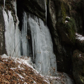 V tiesňave vedľa vodopádu