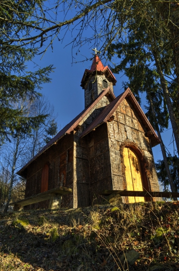 Kaplnka obložená jedľovou kôrou
