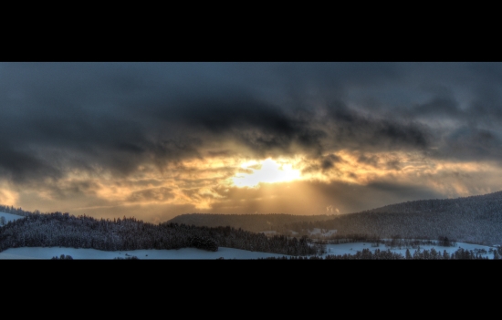 Žiara spoza oblakov