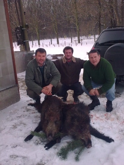 Luboš Kollár(vlavo) s úlovkami a  priateľmi.