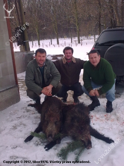 Luboš Kollár(vlavo) s úlovkami a  priateľmi.