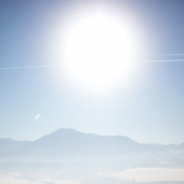 Slniečko na modrom pozadí