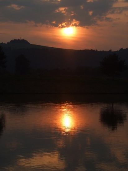 zapad slnka nad rybnikom v CK